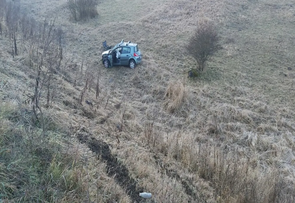 Accident între Sărata și Șieu, pe DJ 154! Un autoturism a ajuns pe câmp