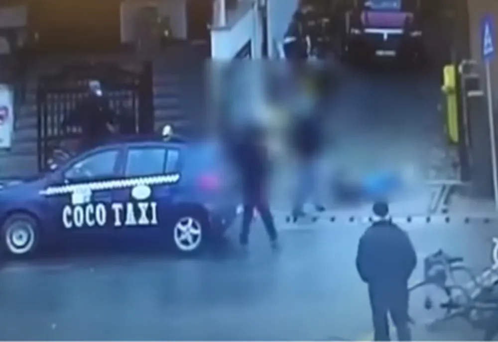 Bărbatul din Bistrița-Năsăud care și-a bătut soția în plină stradă, a fost ARESTAT