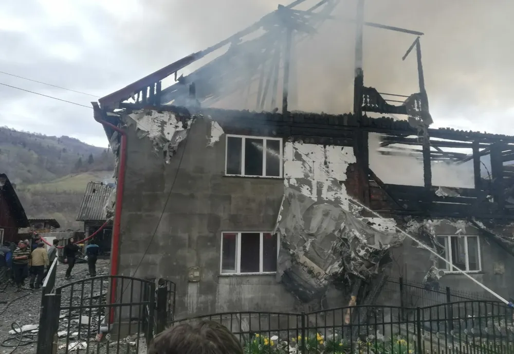 FOTO/VIDEO: Incendiu puternic în Poiana Ilvei! Trei persoane au suferit atacuri de panică