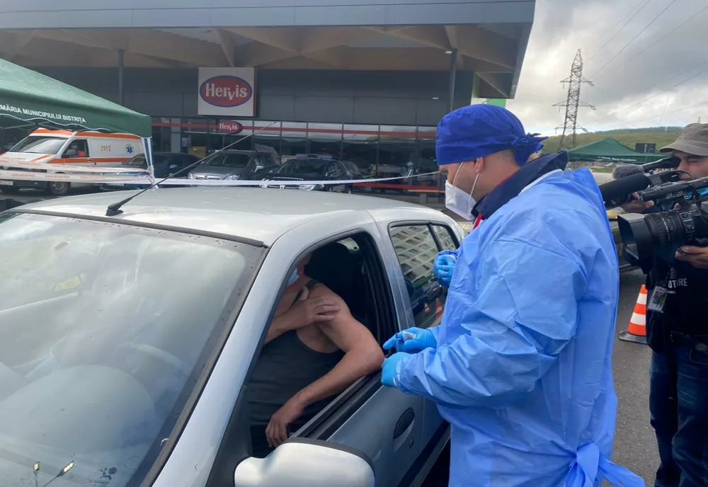 Aproape 500 de persoane, printre care și una din Spania, vaccinate anti-covid, sâmbătă, în centrul drive-through din Bistrița! Azi, până la ora 12.00 s-au vaccinat  peste 200 de persoane