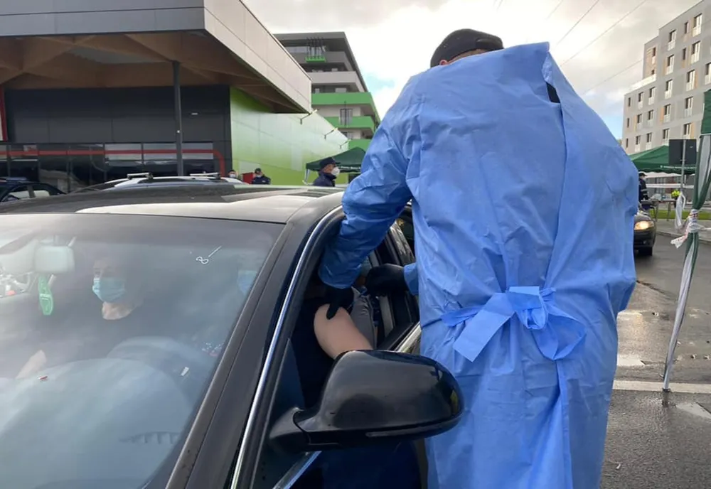 Centrul drive through din Bistrița, asaltat de bistrițenii care vor să se vaccineze! Aproape 200 au fost vaccinați în 3 ore și jumătate