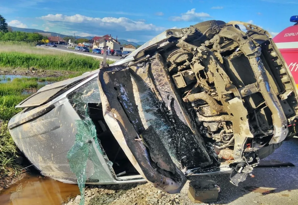 FOTO: Un șofer beat mort, tumbe cu mașina pe DJ 172, în Bistrița-Năsăud! El și încă un bărbat, la spital