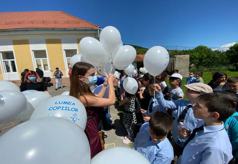 Caravana Copilăriei, la copiii din cartierele Bistriței (FOTO)