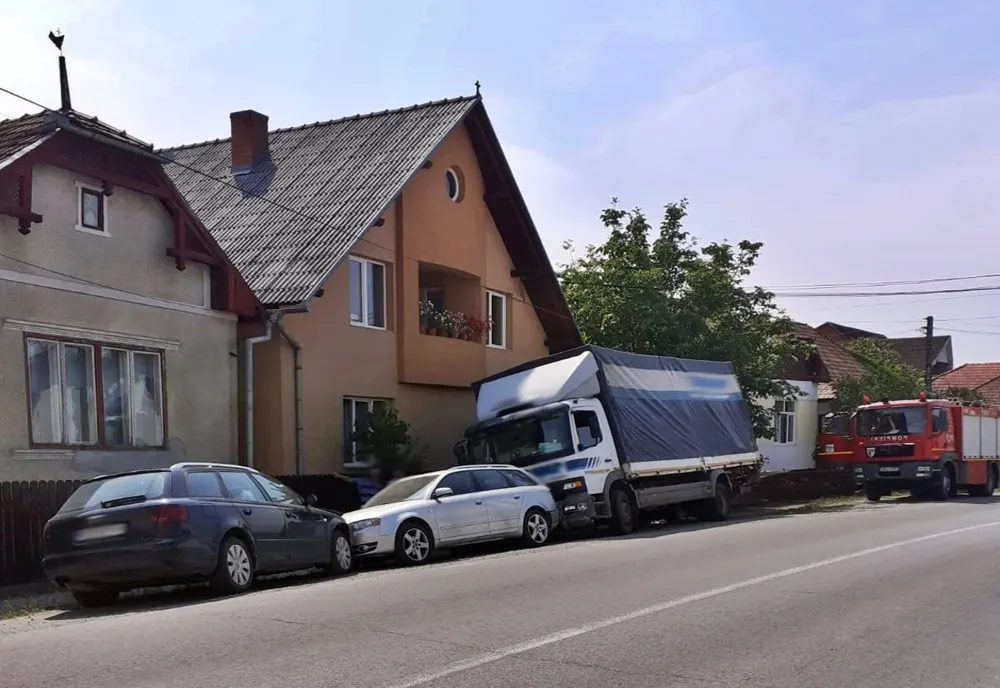 Trei autoturisme parcate, lovite pe DN 17D, în Feldru, de camionul unui șofer din Dumitra 