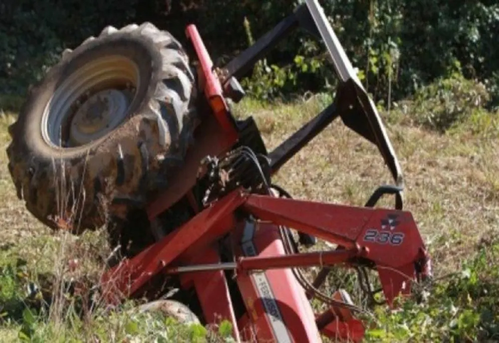 Bărbat din Bistrița-Năsăud, la spital după ce s-a răsturnat cu tractorul pe un câmp