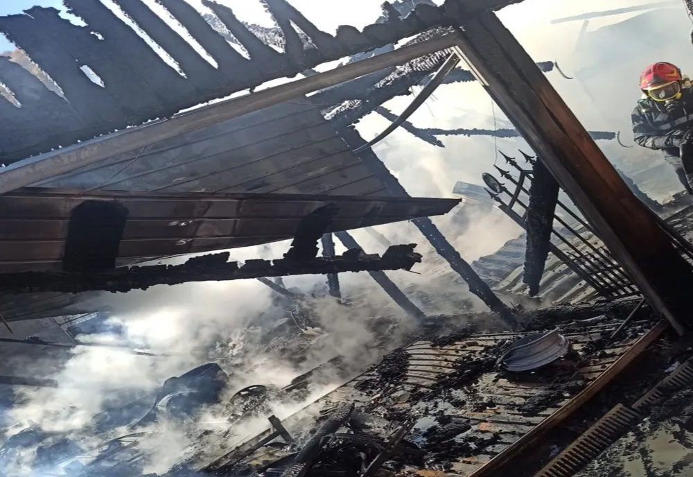 FOTO: Gospodărie din Telciu, afectată de un incendiu! Flăcările au pornit de la o afumătoare