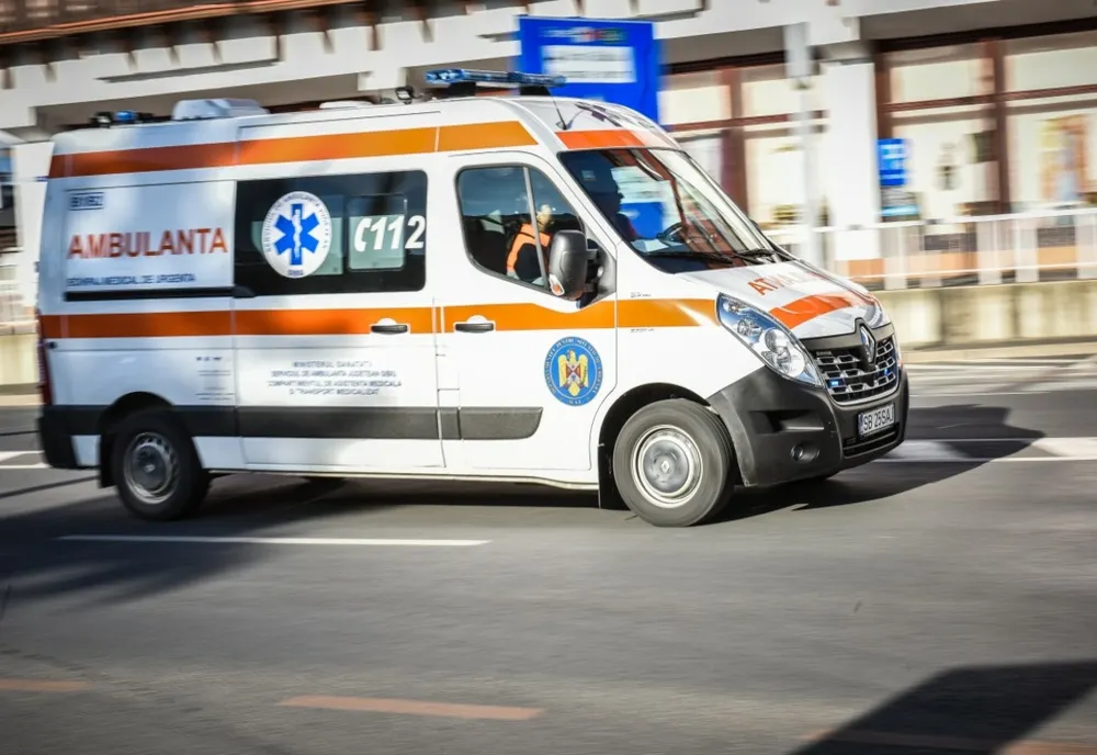O tânără din Bistrița a fost lovită în faţă de o sticlă aruncată de la etaj de un alt tânăr de 18 ani