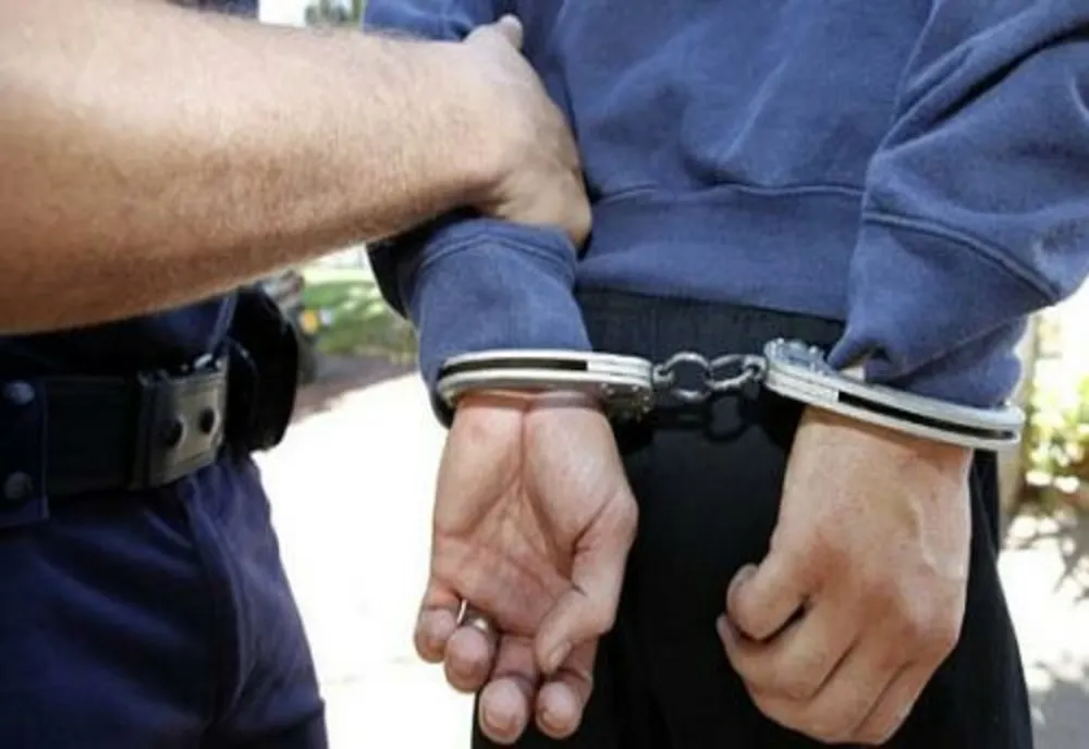 A tâlhărit o bistrițeancă, după ce l-a surprins la furat! Tânăr din Suceava, reținut de polițiști