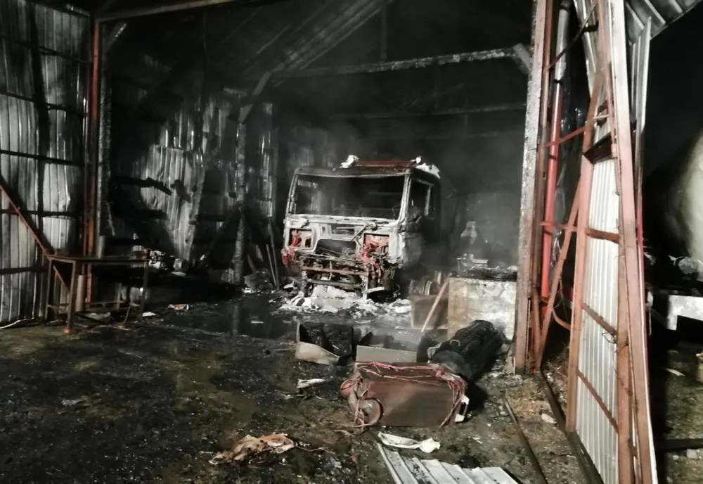 FOTO/VIDEO: Incendiu la hala unui service auto din Coșbuc! Totul s-a făcut scrum