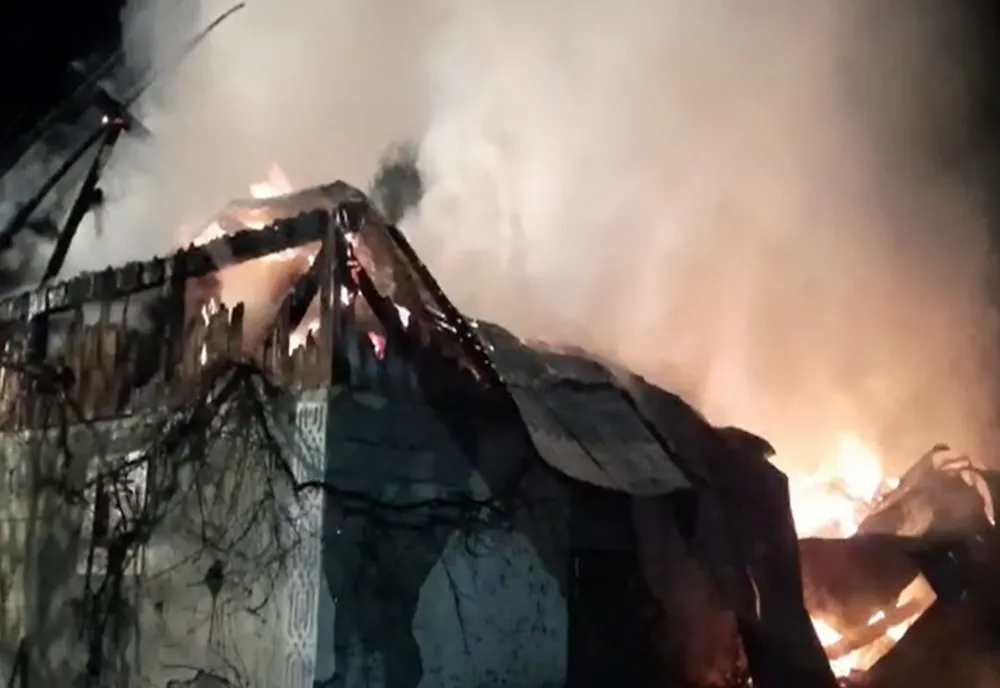 FOTO/VIDEO: Incendiu violent în Lunca, la anexa unei gospodării