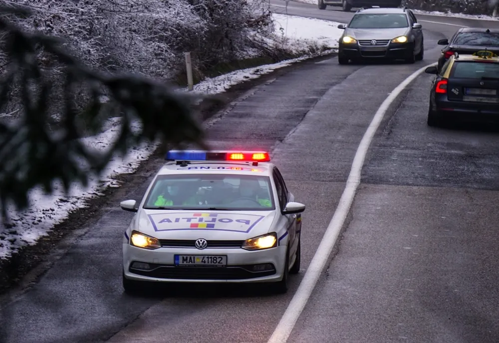 Atenție cum circulați în condiții de iarnă! Recomandările polițiștilor bistrițeni pentru șoferi și pietoni