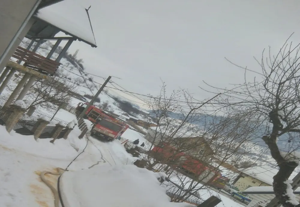 Incendiu la o afumătoare, în Maieru! Focul s-a extins și la acoperișul casei, iar un bărbat a suferit arsuri
