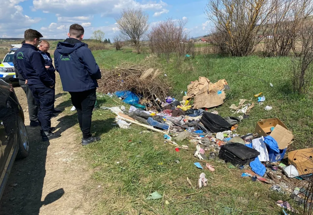 FOTO: Amendă usturătoare primită de un bărbat din Viile Tecii, fiindcă a aruncat  deșeuri în natură