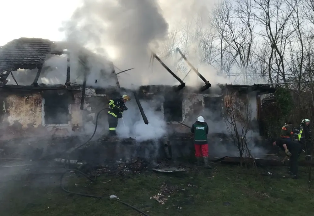 Casă din Archiud mistuită de flăcări! Proprietarul a fost dus în stare gravă la spital