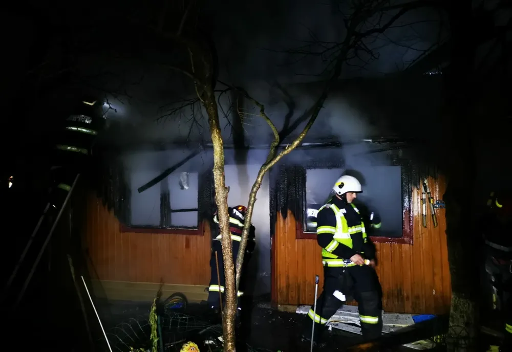 FOTO/VIDEO: Anexa unei case de locuit din Bistrița, afectată de un incendiu puternic
