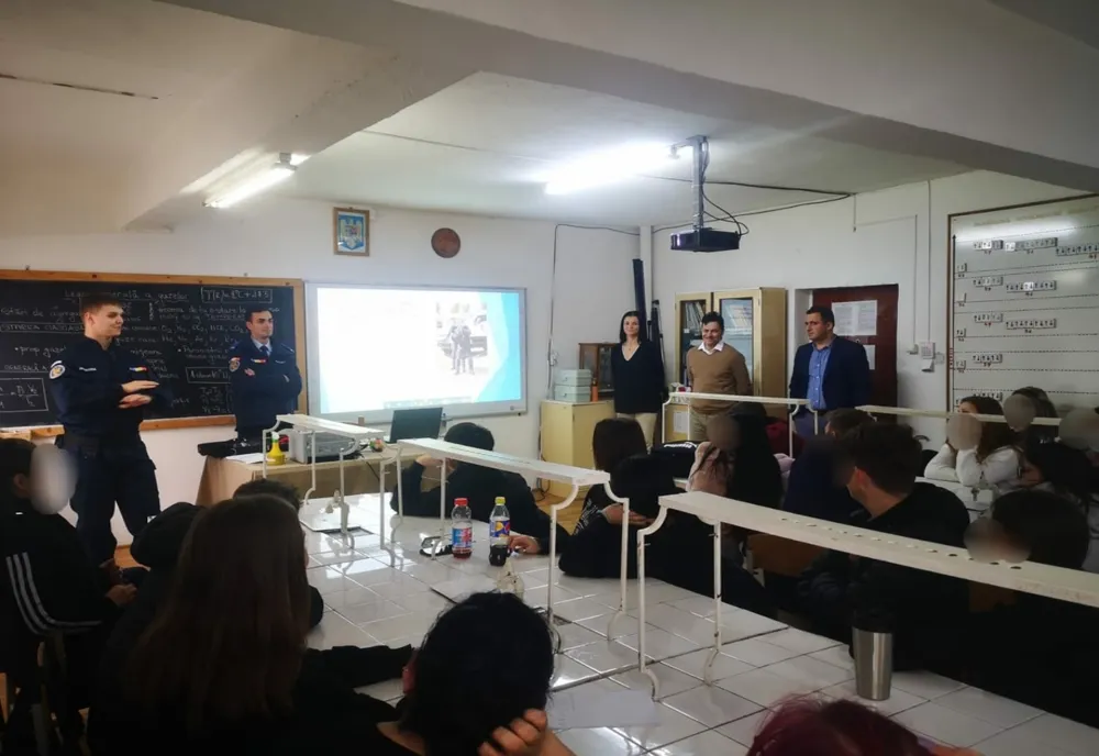 Activități preventive ale jandarmilor bistrițeni la Liceul Tehnologic Agricol