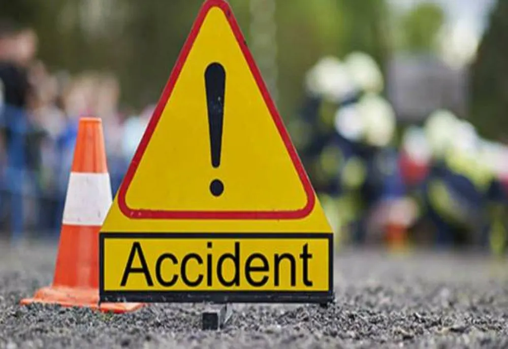 Coliziune între o autoutilitară condusă de un buzoian și un autoturism condus de o bistrițeancă, pe DN 17, în Unirea! Femeia a fost transportată la spital