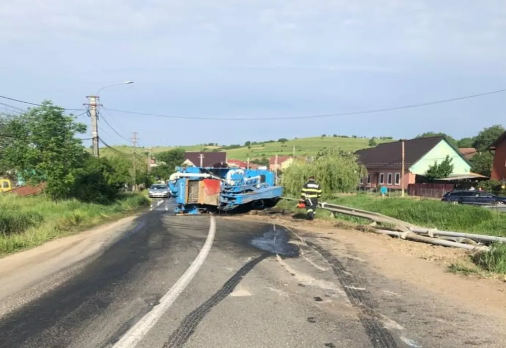 Autopompă de beton răsturnată pe DN 17C, în Dumitra