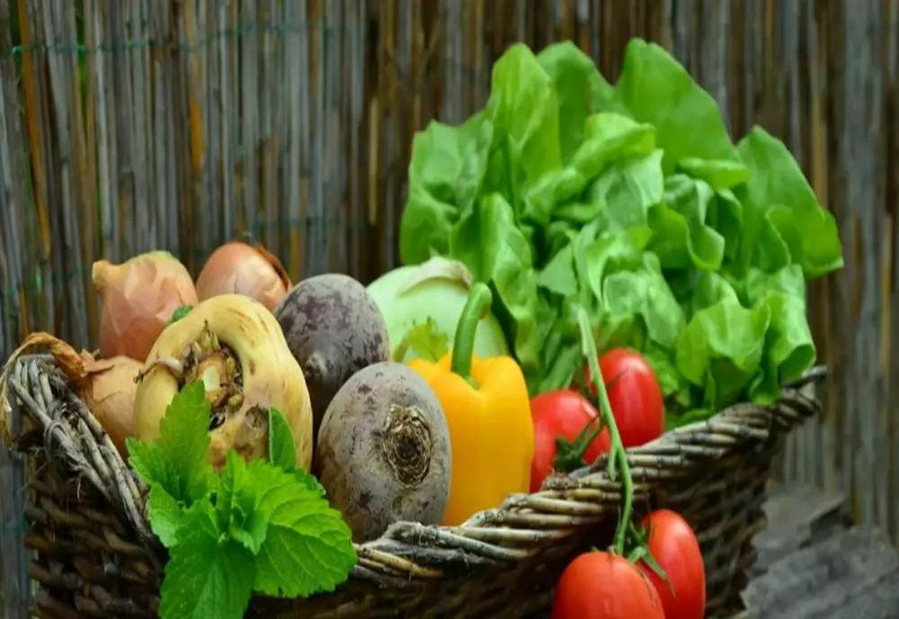 Statul subvenționează fermierii, dar nu verifică otrava. Ce pericole se ascund în alimentele populare