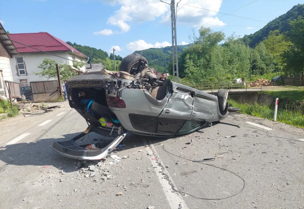 Accident în Romuli! Un tânăr în stare gravă dus cu elicopterul SMURD la spital. Alte 5 persoane rănite, printre care și un copil, transportate cu ambulanțele