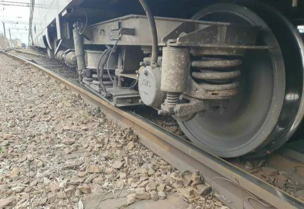 AUTOTURISM LOVIT DE TREN LA STRÂMBA. ȘOFERUL A FUGIT DE LA LOCUL ACCIDENTULUI