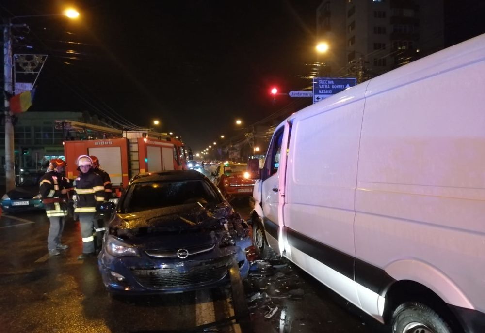 Accident rutier cu trei autovehicule implicate, pe Bulevardul Decebal din Bistrița (FOTO)
