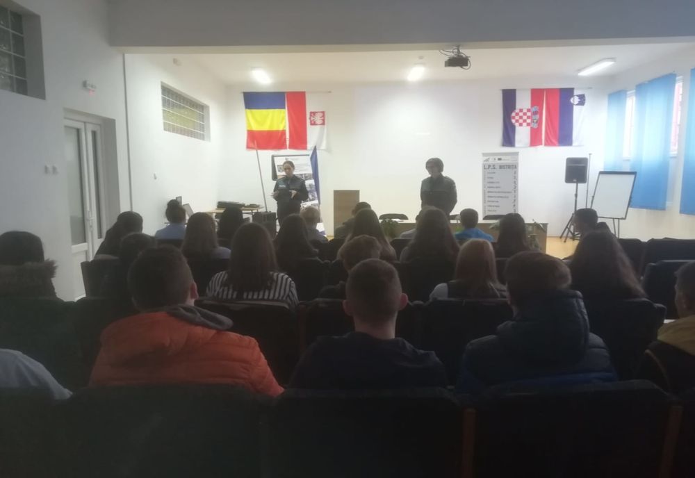 Elevii din Bistrița-Năsăud, la discuții interactive cu polițiștii (FOTO)