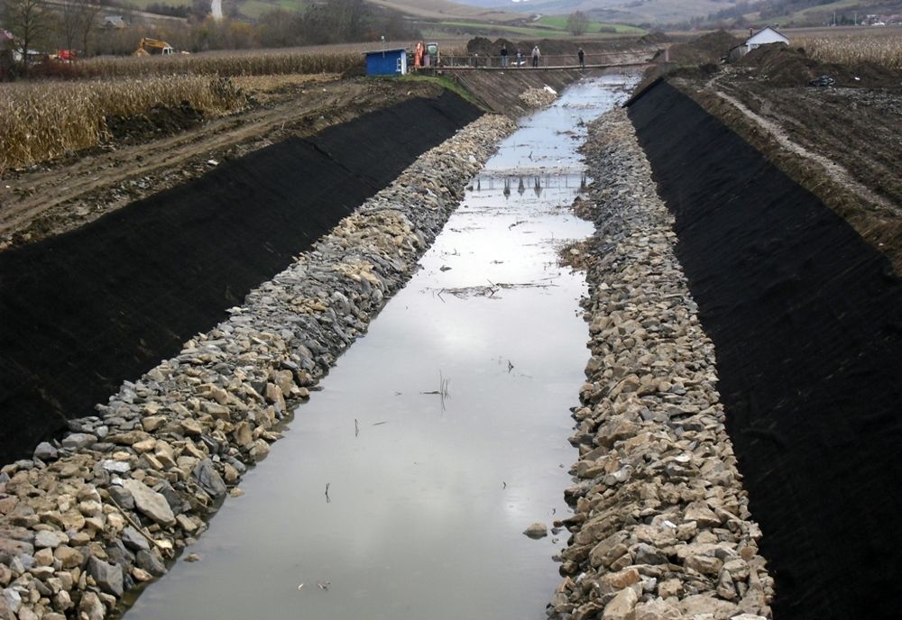 Verzii din Bistrița-Năsăud și reprezentanții unor asociații ecologiste și civice cer stoparea lucrărilor de pe două cursuri de apă din județ! Care este motivul