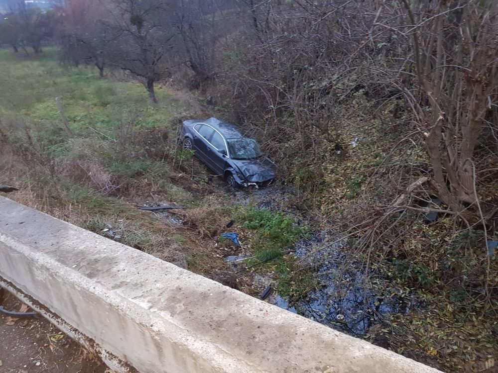 Accident pe DN 15A, în localitatea bistrițeană Herina! Două persoane au ajuns la spital, după ce au sărit cu mașina înntr-un șanț