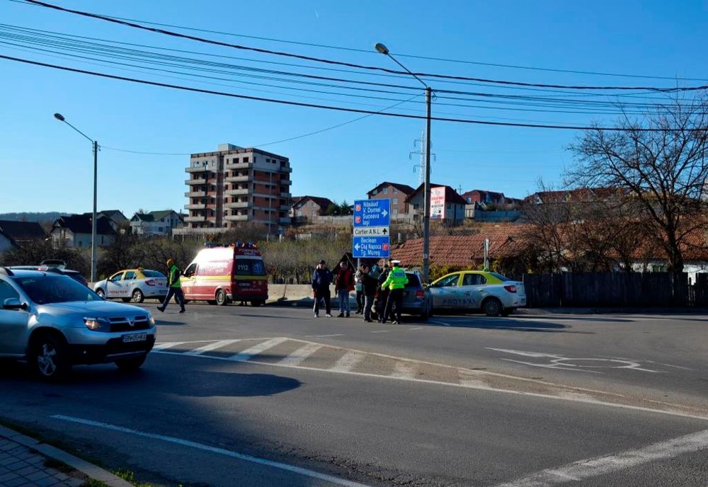 O minoră rănită și trei autoturisme avariate în urma unui accident rutier produs în Bistrița (FOTO)