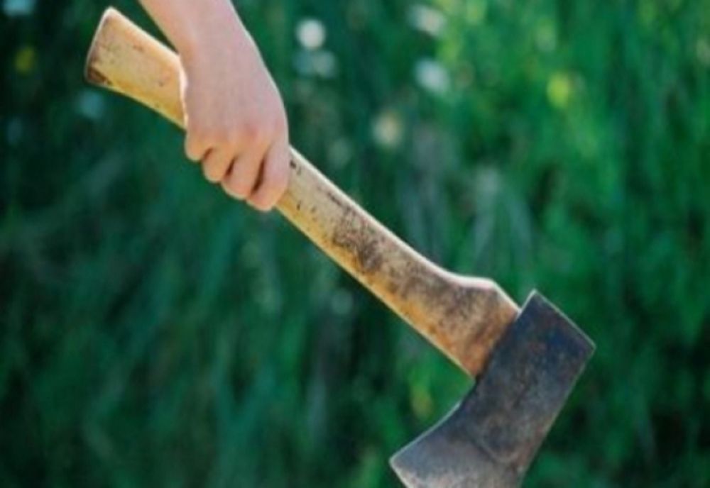 Un bărbat din Bistrița-Năsăud și-a atacat fiul cu o secure! Tânărul a ajuns la spital, iar agresorul a fost reținut