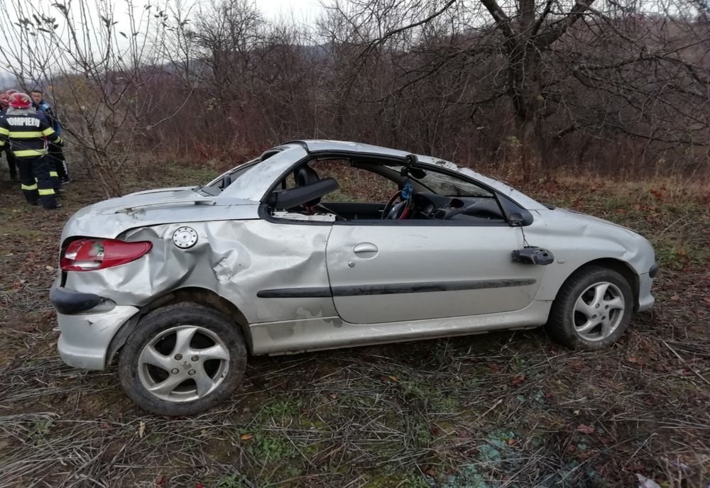 O femeie și un copil au ajuns la spital după ce mașina în care se aflau s-a răsturnat în afara părții carosabile (FOTO)