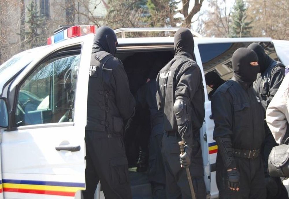 Ce măsuri au luat magistrații în cazul celor două persoane din Bistrița cercetate într-un dosar de proxenetism?