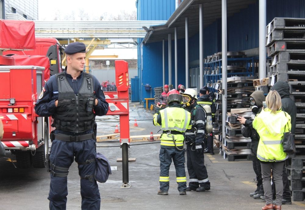 Exercițiu complex al forțelor de intervenție din Bistrița-Năsăud, la un operator care produce acumulatori auto (FOTO)