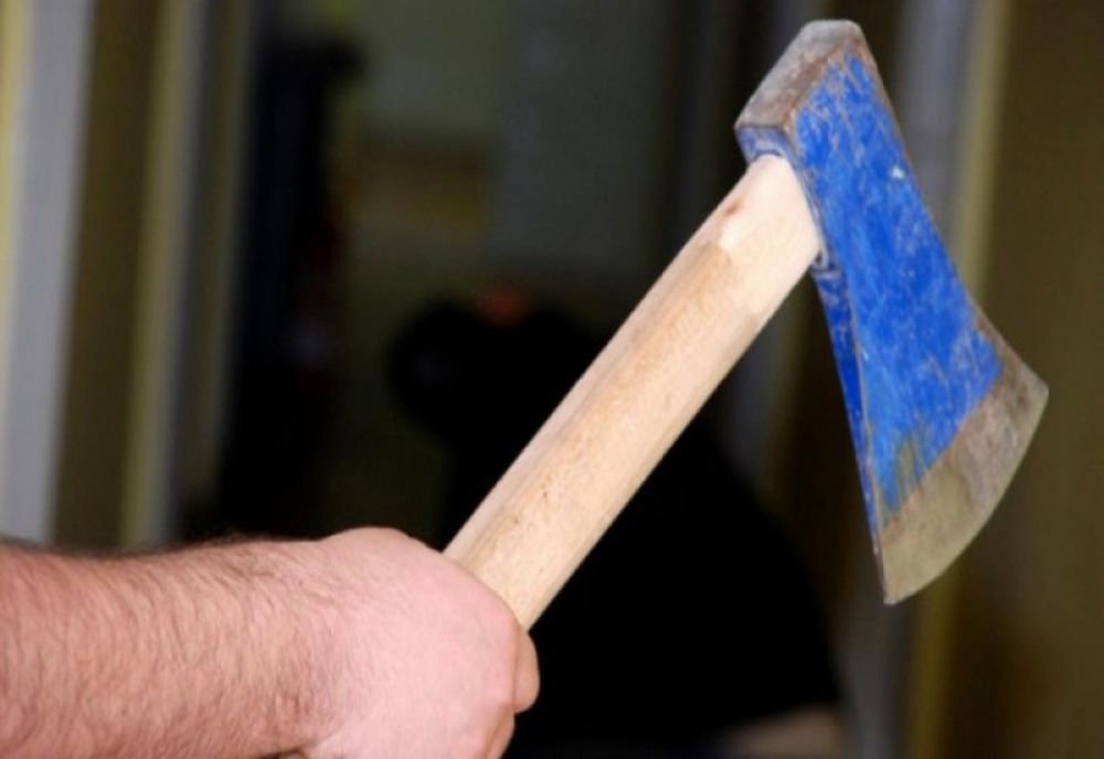 Halucinant! A spart usa unei case cu toporul și i-a bătut pe proprietari! A primit doar control judiciar