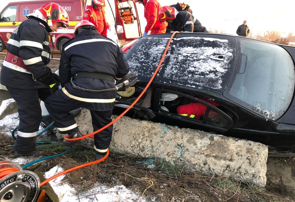Accident pe DN 17 C! O tânără a ajuns cu mașina într-un șanț și a rămas încarcerată. A fost transportată la spital