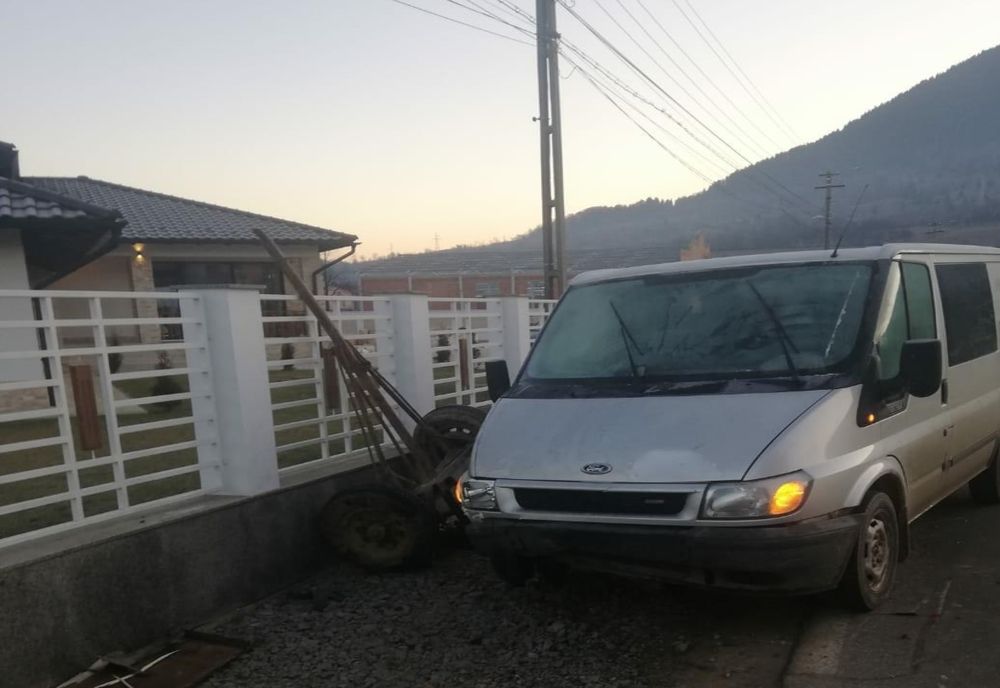 Atelaj hipo, lovit de autoutilitară pe DN 17D, la Maieru