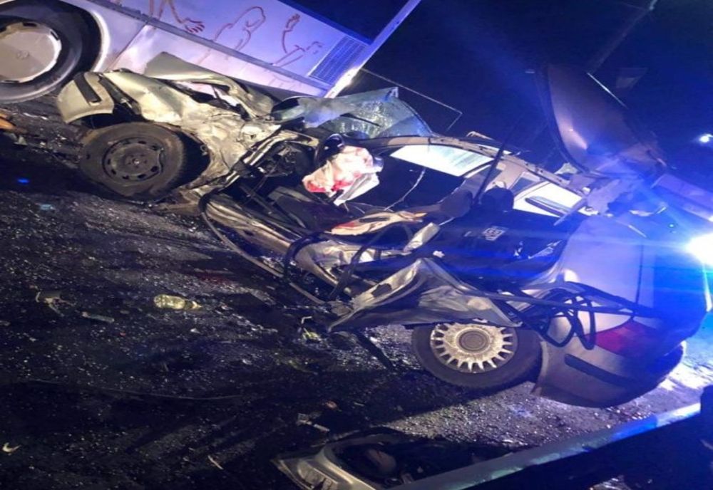 Accident grav la Josenii Bîrgăului! Un polițist a murit, după ce a intrat cu mașina într-un autobuz