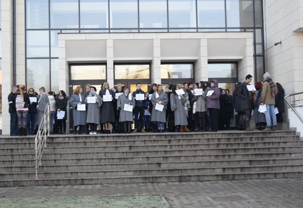 FOTO: Grefierii din Bistrița-Năsăud au protestat în fața Palatului de Justiție