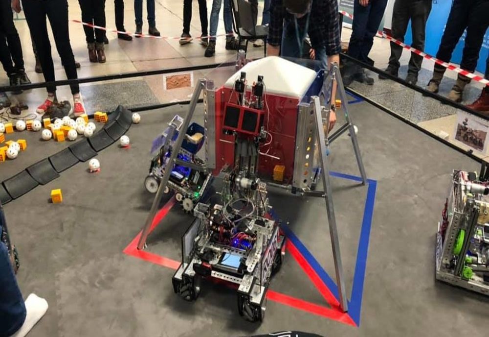 Peste 130 de liceeni din întreaga țară, la primul concurs de robotică organizat la Bistrița! În ce perioadă are loc competiția
