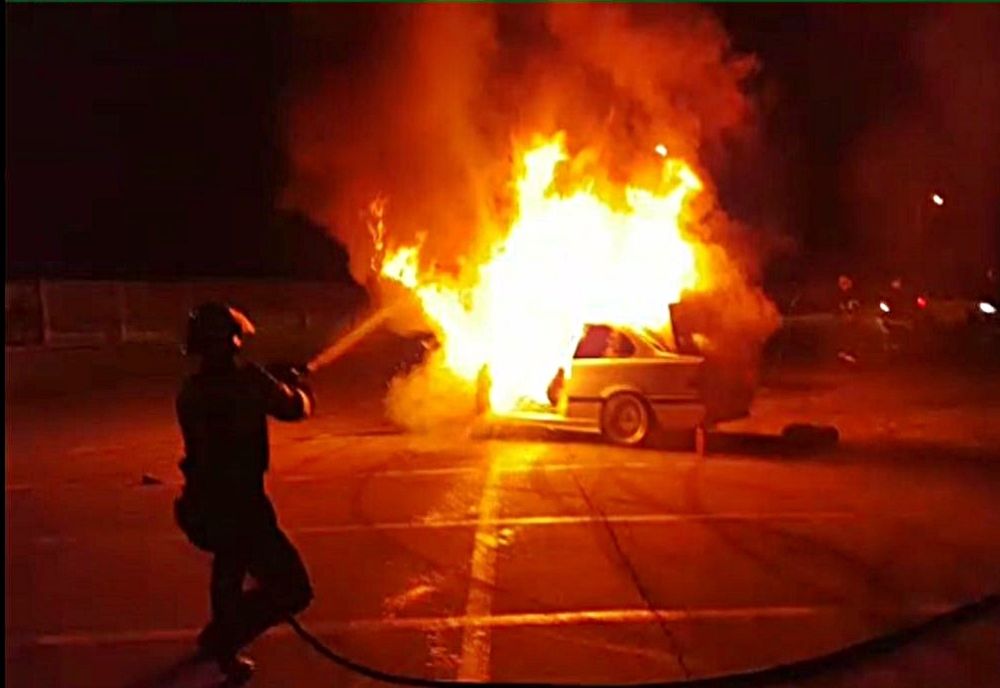 VIDEO: Autoturism în flăcări pe o stradă din Bistrița, în noaptea dintre ani