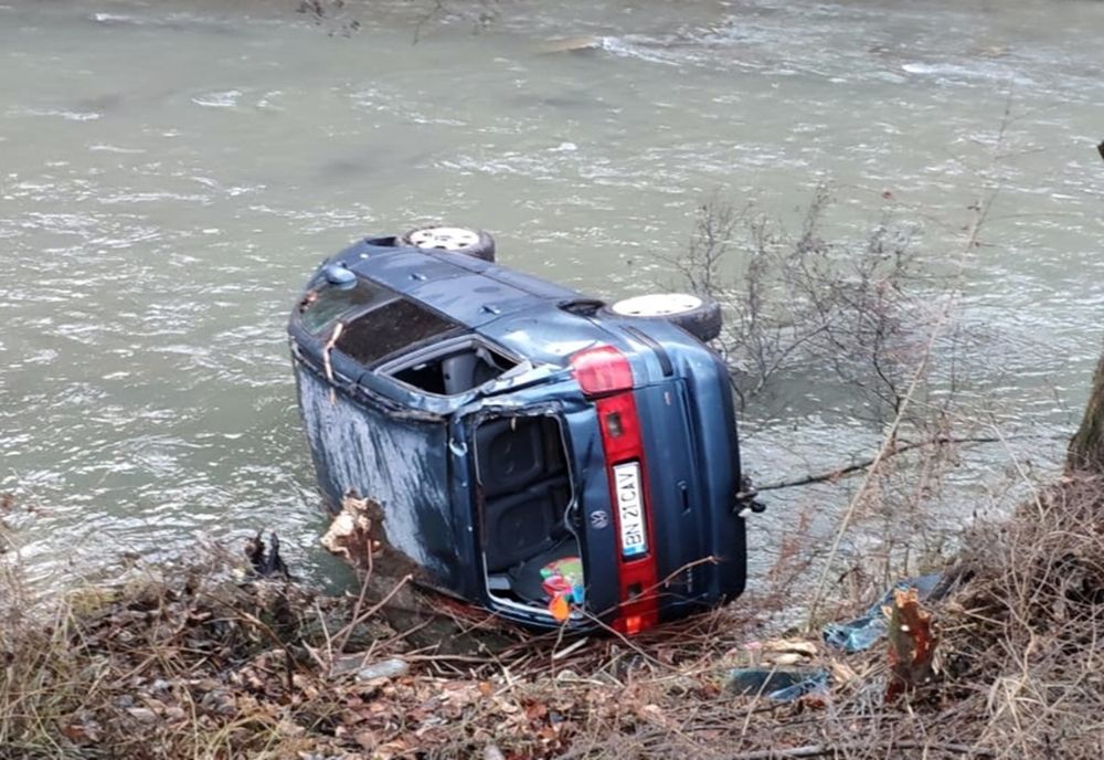 Două accidente rutiere, la interval scurt de timp unul de altul, pe DN 17 D, la intrare în Ilva Mică! Una dintre mașini a ajuns în râul Someș