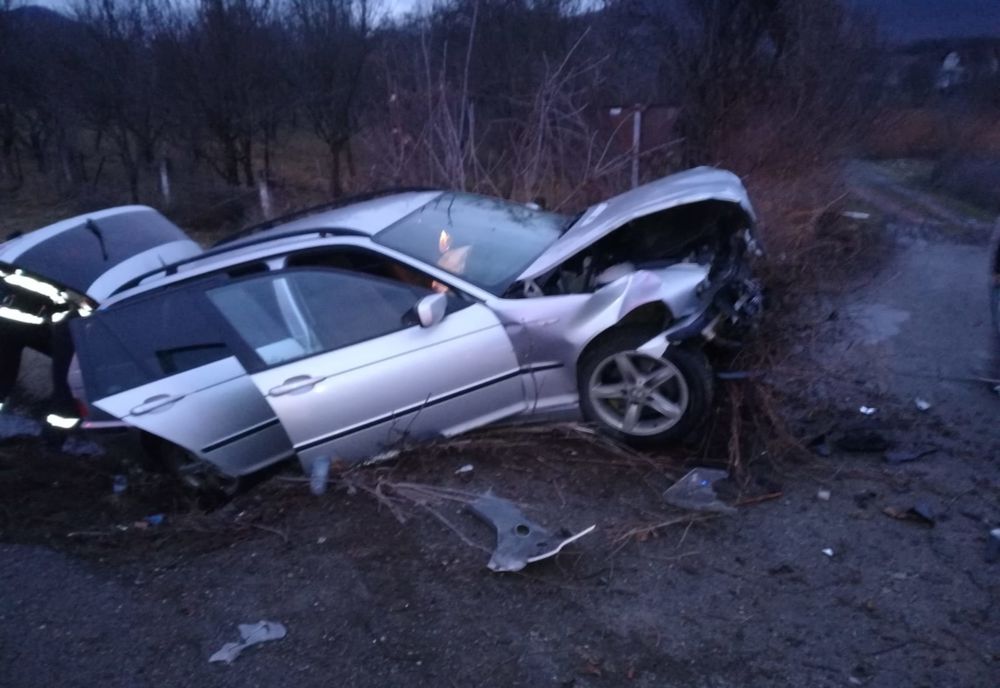 FOTO: Accident pe DN 17, la Crainimăt! Autoturism, intrat într-un cap de pod