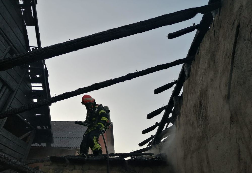 FOTO: Două gospodării, afectate de incendiu în Măgura Ilvei