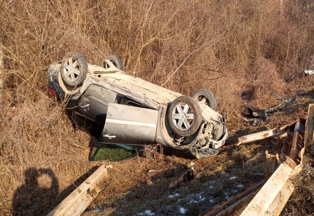 Accident pe DN 17D! Autoturism, răsturnat în afara șoselei