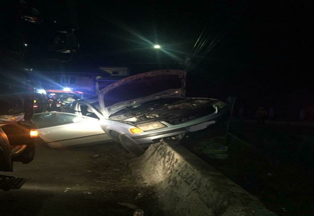 Trei femei, implicate într-un accident pe DN 17C! Autoturismul s-a izbit de un parapet de beton