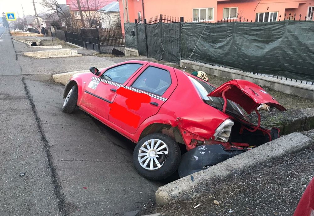 Șoferiță de taxi, cu mașina în șanț, la Prundu Bârgăului