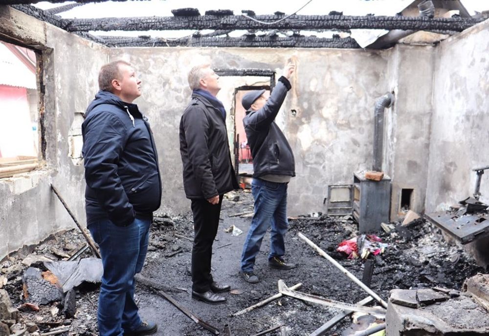 Prefectul Dolha a vizitat cele două familii din Domnești, afectate de incendiu! La cine face apel