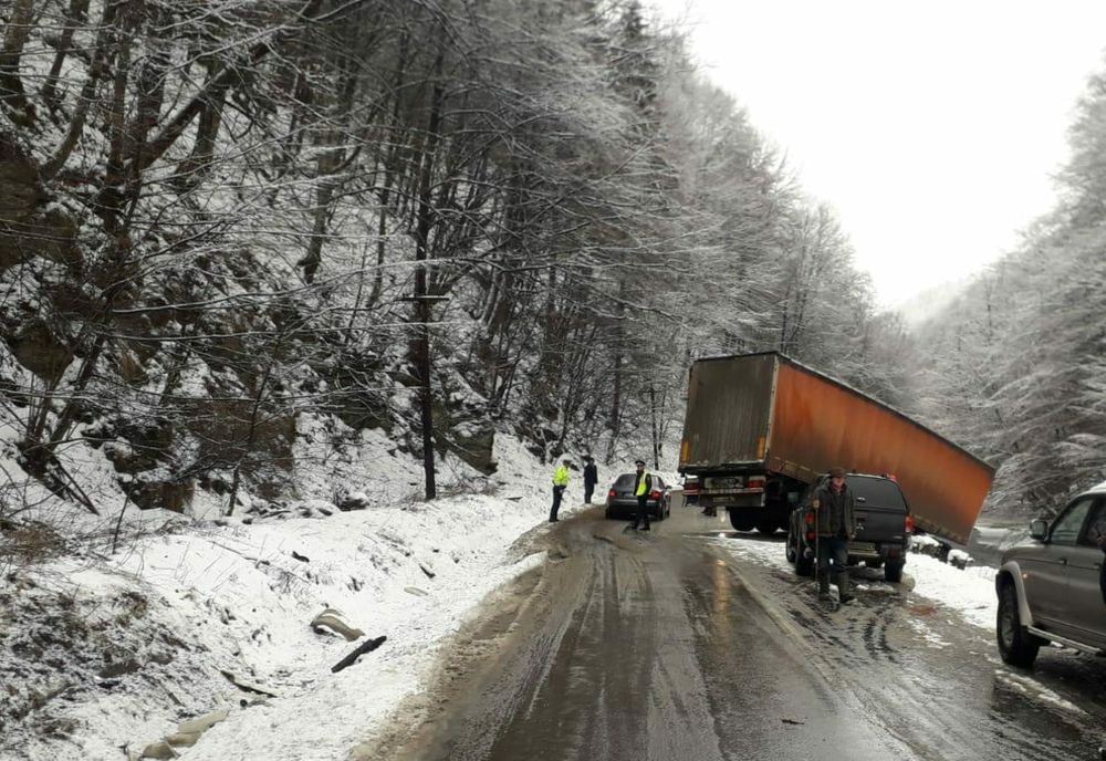 TIR derapat pe DN 17 C! Se circulă pe o singură bandă