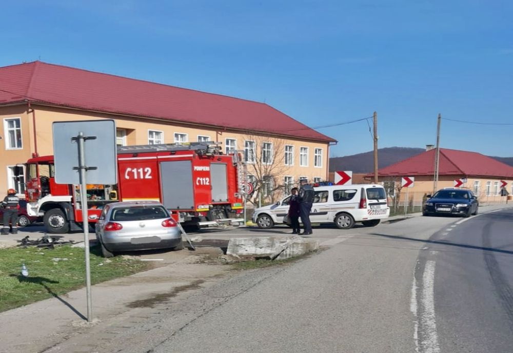 Autoturism, într-un cap de pod pe DN 17, în Șintereag! Șoferul a ajuns la spital